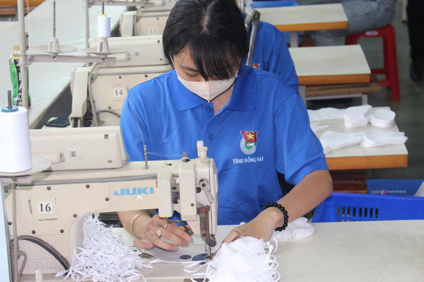10 sinh viên may 2000 khẩu trang tặng công nhân ảnh 1
