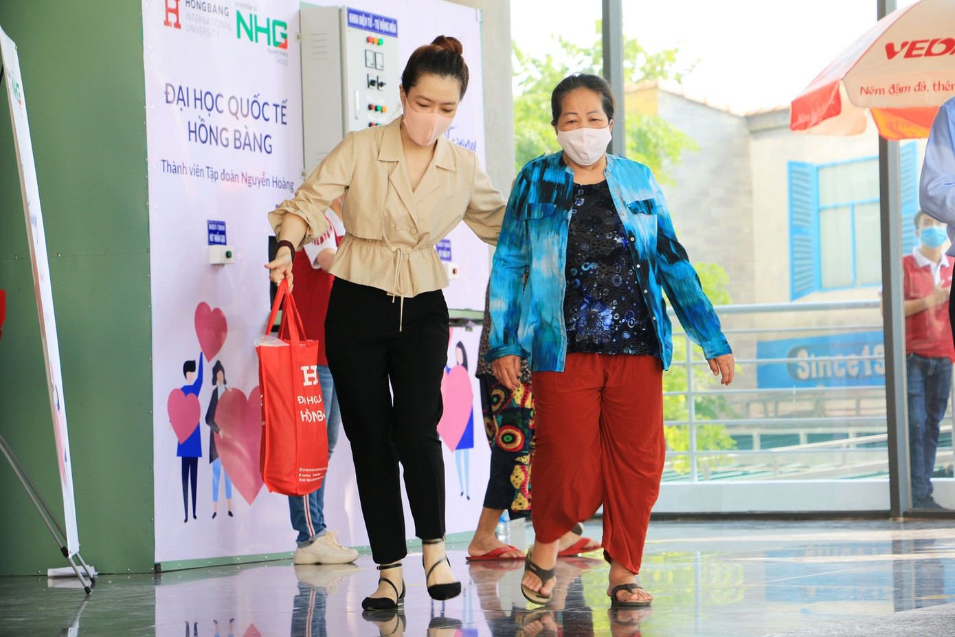 Thầy trò trường ĐH Quốc tế Hồng Bàng chế tạo thành công hệ thống “ATM gạo” ảnh 5