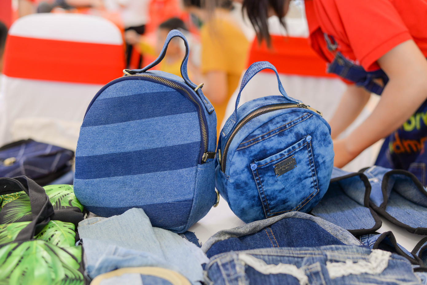Sáng tạo “hand-made” từ những chiếc quần Jeans cũ ảnh 3 Sáng tạo “hand-made” từ những chiếc quần Jeans cũ ảnh 3