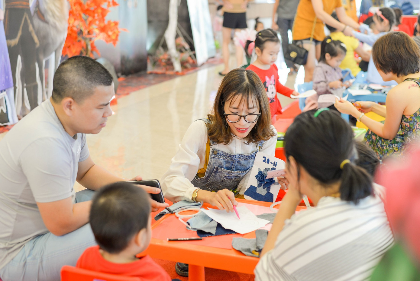 Sáng tạo “hand-made” từ những chiếc quần Jeans cũ ảnh 1 Sáng tạo “hand-made” từ những chiếc quần Jeans cũ ảnh 1