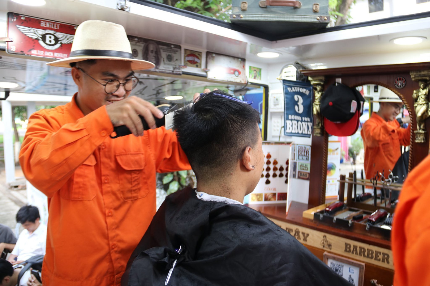 Xe cắt tóc cho sinh viên ở Làng Đại học ảnh 8
