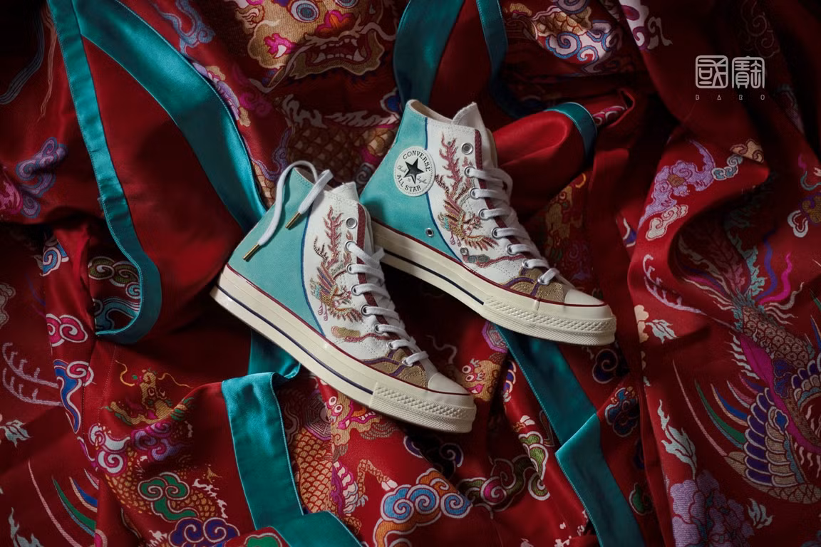 Chàng trai chuyên “make up” giày sneakers bằng họa tiết cung đình ảnh 2