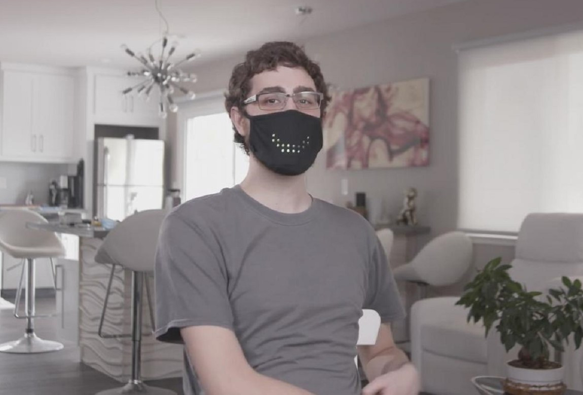 Khẩu trang hiển thị nụ cười, sáng đèn nhấp nháy khi nói ảnh 1