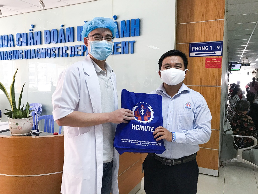 Những chiếc “tai giả” nối dài yêu thương gửi đến tuyến đầu chống COVID-19 ảnh 7