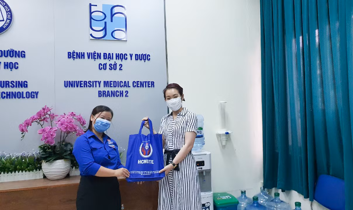 Những chiếc “tai giả” nối dài yêu thương gửi đến tuyến đầu chống COVID-19 ảnh 8
