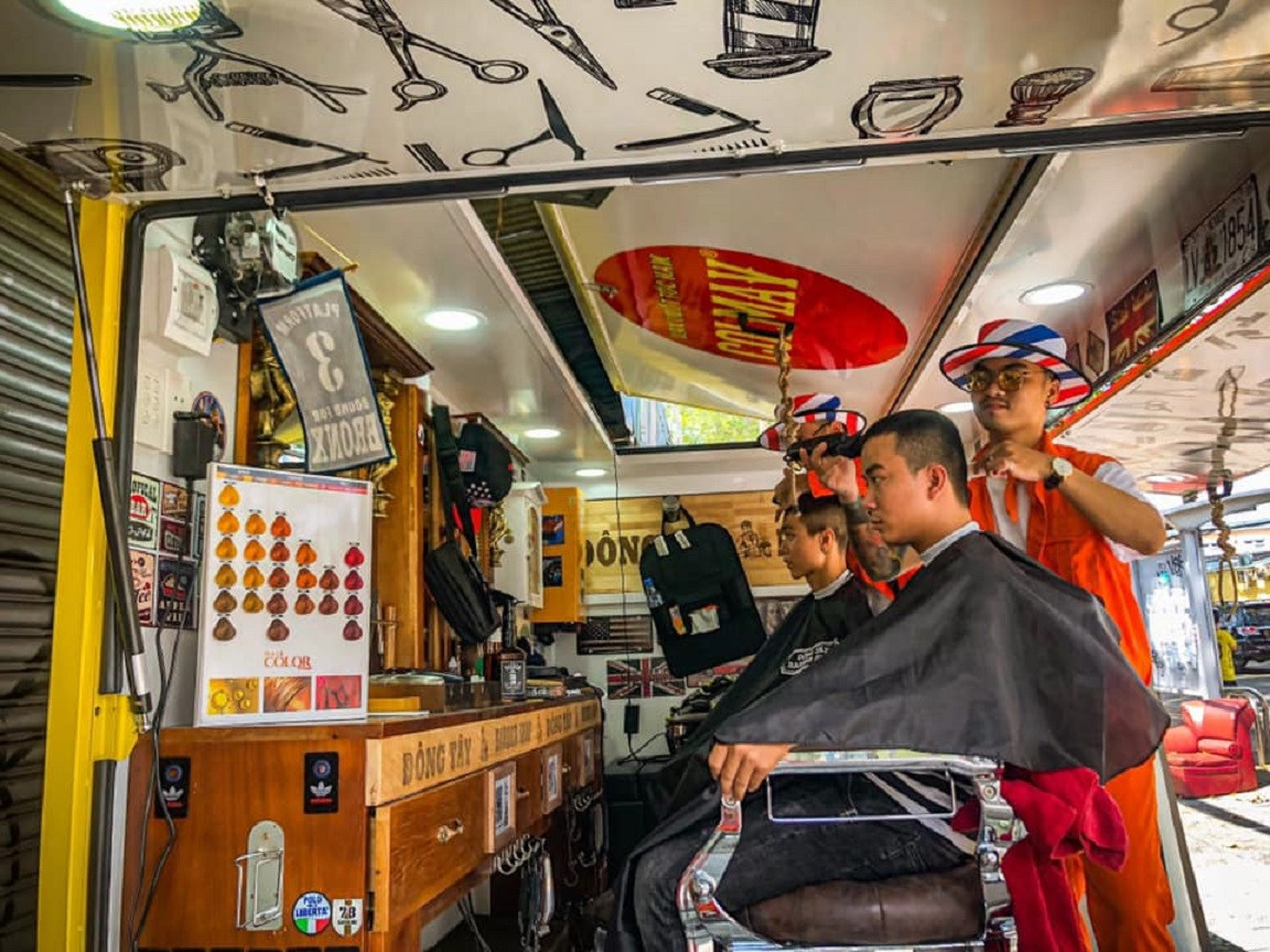 Xe cắt tóc cho sinh viên ở Làng Đại học ảnh 2