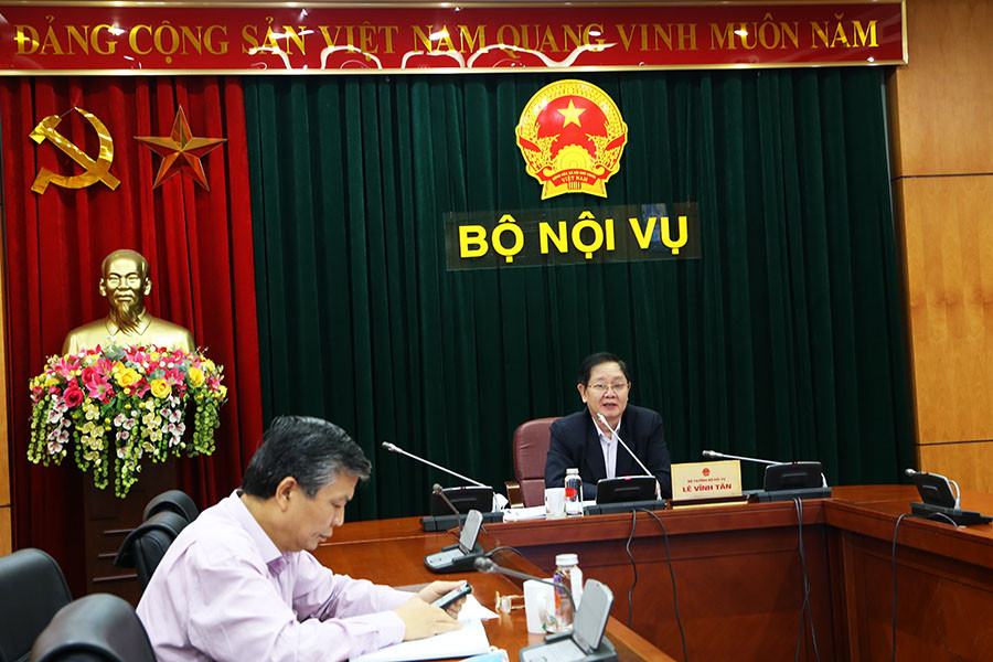 Đề xuất trích 300.000 đồng cho công chức, viên chức mua khẩu trang phòng COVID-19 ảnh 1