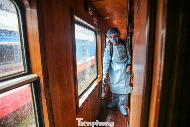 Phòng virus corona, đường sắt Hà Nội khử trùng toàn bộ toa tàu ảnh 3
