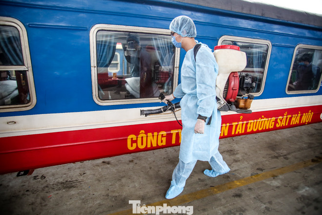 Phòng virus corona, đường sắt Hà Nội khử trùng toàn bộ toa tàu ảnh 2
