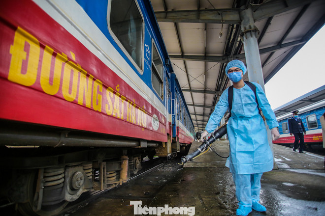 Phòng virus corona, đường sắt Hà Nội khử trùng toàn bộ toa tàu ảnh 1