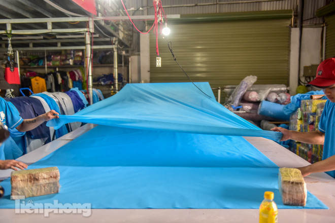 Chủ xưởng áo mưa sản xuất 4 vạn khẩu trang phát miễn phí cho học sinh ảnh 2