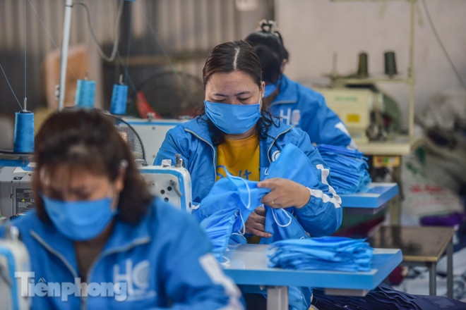 Chủ xưởng áo mưa sản xuất 4 vạn khẩu trang phát miễn phí cho học sinh ảnh 6