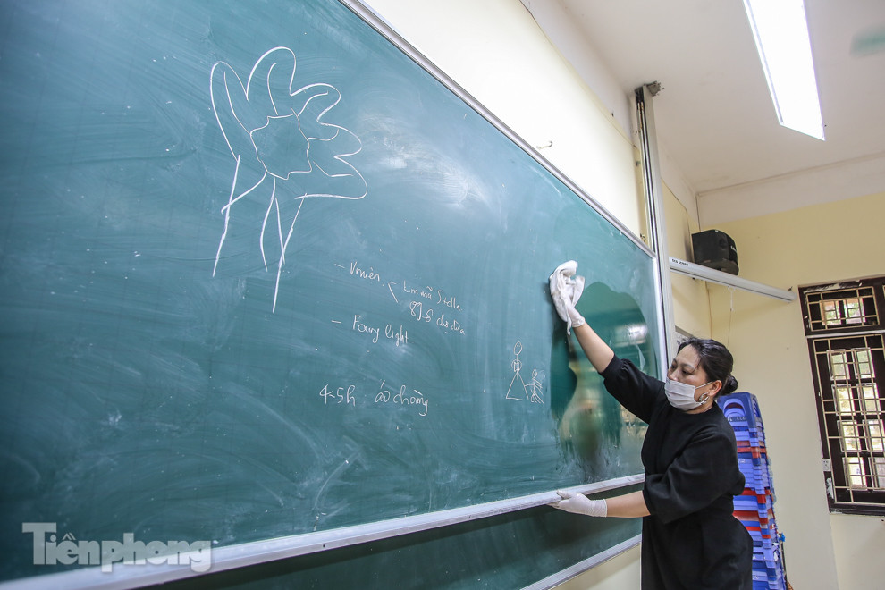 Trường học Hà Nội hối hả dọn vệ sinh, đón học sinh đi học trở lại ảnh 11