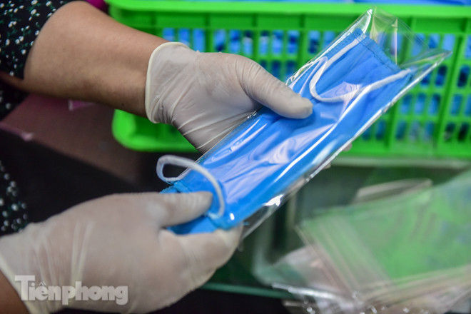 Chủ xưởng áo mưa sản xuất 4 vạn khẩu trang phát miễn phí cho học sinh ảnh 10