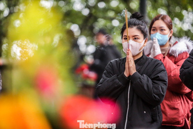 Giữa dịch corona, người người đi lễ Phủ Tây Hồ cúng rằm tháng Giêng ảnh 12