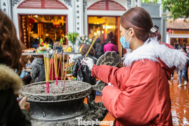 Giữa dịch corona, người người đi lễ Phủ Tây Hồ cúng rằm tháng Giêng ảnh 17