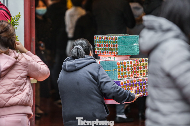 Giữa dịch corona, người người đi lễ Phủ Tây Hồ cúng rằm tháng Giêng ảnh 4