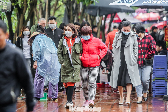 Giữa dịch corona, người người đi lễ Phủ Tây Hồ cúng rằm tháng Giêng ảnh 1