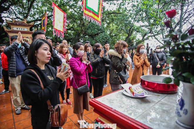 Giữa dịch corona, người người đi lễ Phủ Tây Hồ cúng rằm tháng Giêng ảnh 9