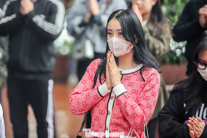 Giữa dịch corona, người người đi lễ Phủ Tây Hồ cúng rằm tháng Giêng ảnh 13