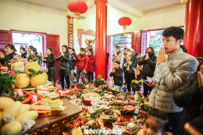 Giữa dịch corona, người người đi lễ Phủ Tây Hồ cúng rằm tháng Giêng ảnh 5