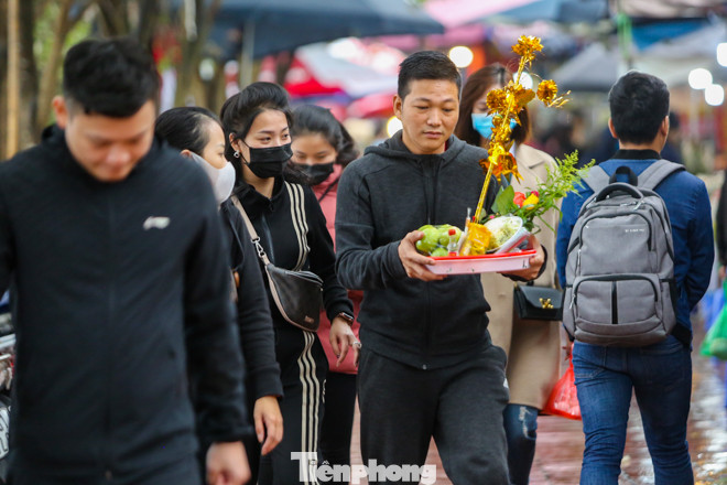 Giữa dịch corona, người người đi lễ Phủ Tây Hồ cúng rằm tháng Giêng ảnh 2