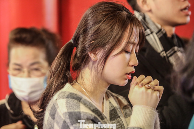 Giữa dịch corona, người người đi lễ Phủ Tây Hồ cúng rằm tháng Giêng ảnh 16