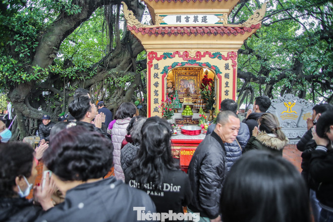 Giữa dịch corona, người người đi lễ Phủ Tây Hồ cúng rằm tháng Giêng ảnh 10