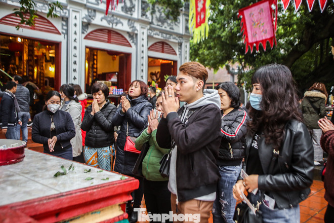 Giữa dịch corona, người người đi lễ Phủ Tây Hồ cúng rằm tháng Giêng ảnh 3