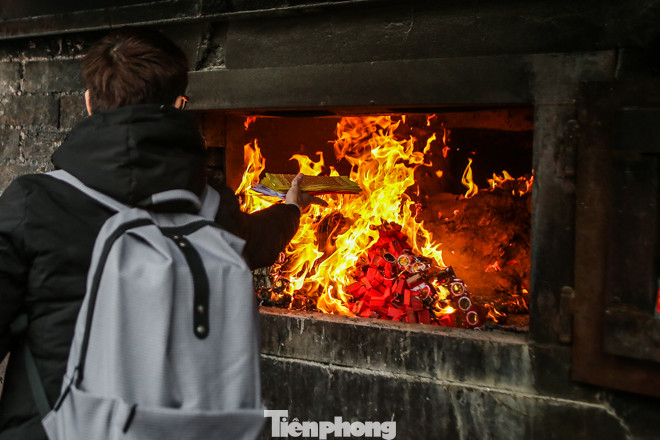 Giữa dịch corona, người người đi lễ Phủ Tây Hồ cúng rằm tháng Giêng ảnh 18