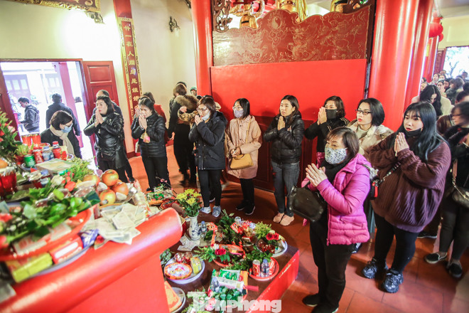 Giữa dịch corona, người người đi lễ Phủ Tây Hồ cúng rằm tháng Giêng ảnh 8