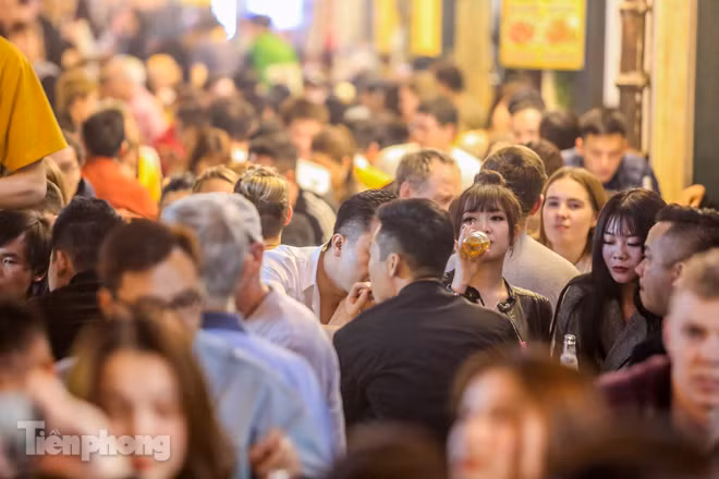 Giữa 'điểm nóng' Covid -19, phố Tây Tạ Hiện vẫn nhộn nhịp cuối tuần ảnh 5