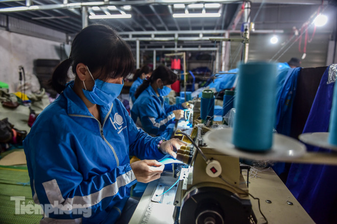 Chủ xưởng áo mưa sản xuất 4 vạn khẩu trang phát miễn phí cho học sinh ảnh 3