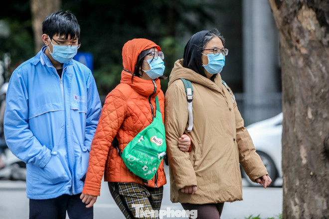 Phố đi bộ tạm dừng do virus corona, Hồ Gươm vẫn đông đúc du khách ảnh 5