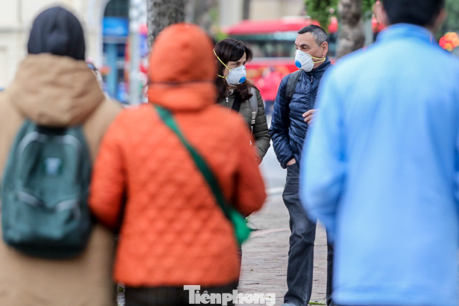 Phố đi bộ tạm dừng do virus corona, Hồ Gươm vẫn đông đúc du khách ảnh 14