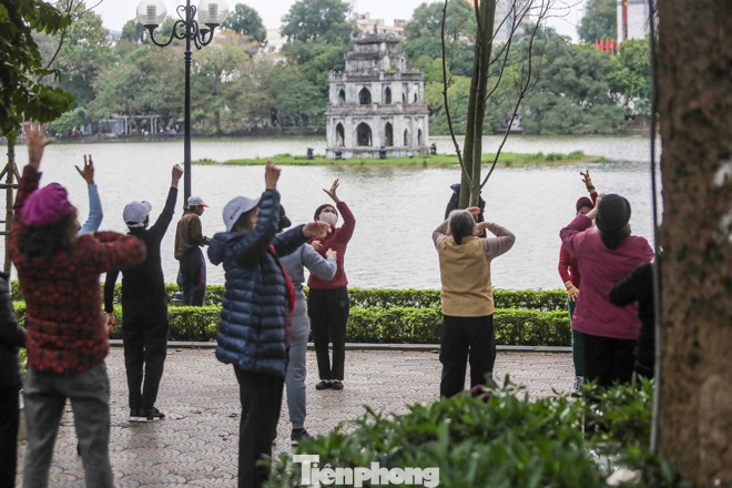 Phố đi bộ tạm dừng do virus corona, Hồ Gươm vẫn đông đúc du khách ảnh 10