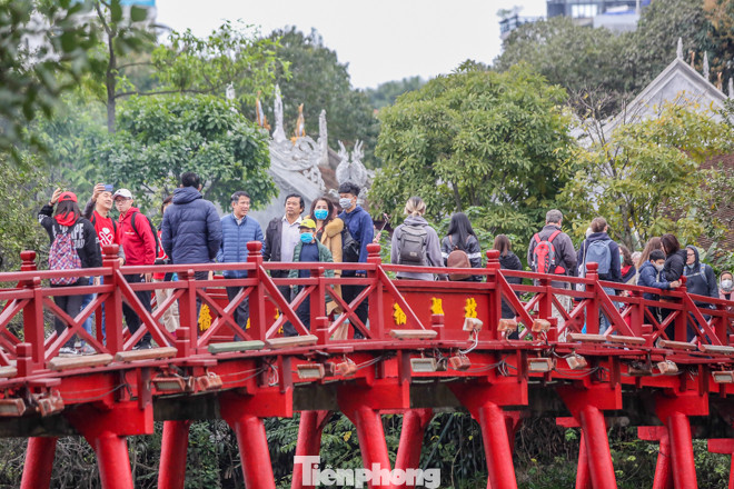 Phố đi bộ tạm dừng do virus corona, Hồ Gươm vẫn đông đúc du khách ảnh 8