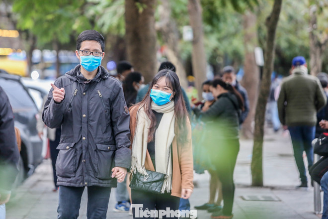 Phố đi bộ tạm dừng do virus corona, Hồ Gươm vẫn đông đúc du khách ảnh 12