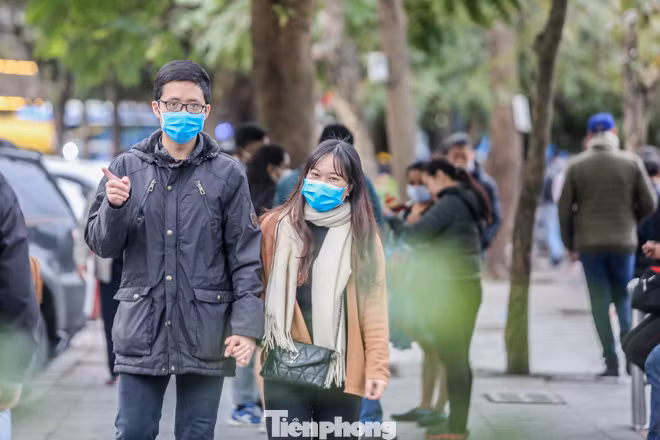 Phố đi bộ tạm dừng do virus corona, Hồ Gươm vẫn đông đúc du khách ảnh 12
