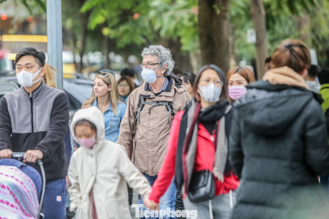 Phố đi bộ tạm dừng do virus corona, Hồ Gươm vẫn đông đúc du khách ảnh 13