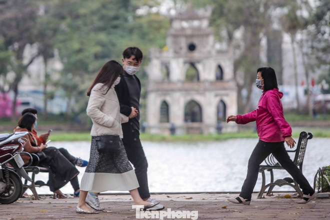 Phố đi bộ tạm dừng do virus corona, Hồ Gươm vẫn đông đúc du khách ảnh 6