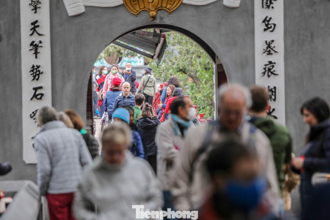 Phố đi bộ tạm dừng do virus corona, Hồ Gươm vẫn đông đúc du khách ảnh 7