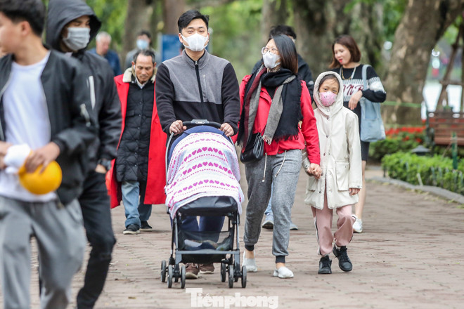 Phố đi bộ tạm dừng do virus corona, Hồ Gươm vẫn đông đúc du khách ảnh 4