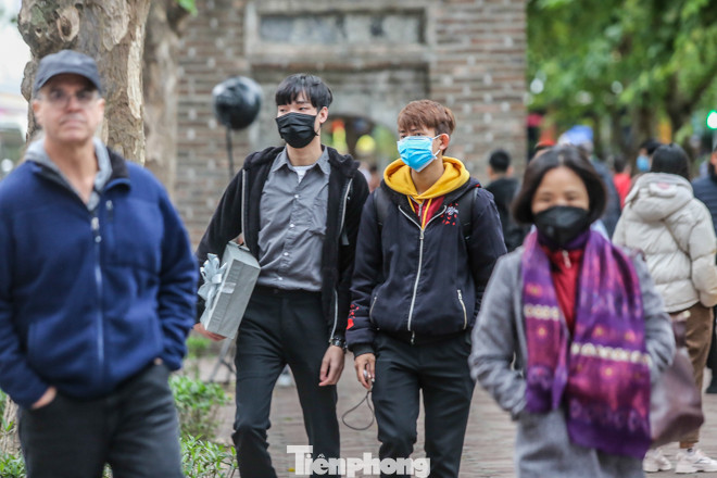 Phố đi bộ tạm dừng do virus corona, Hồ Gươm vẫn đông đúc du khách ảnh 3