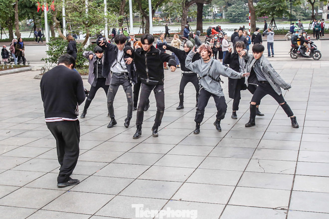 Phố đi bộ tạm dừng do virus corona, Hồ Gươm vẫn đông đúc du khách ảnh 9