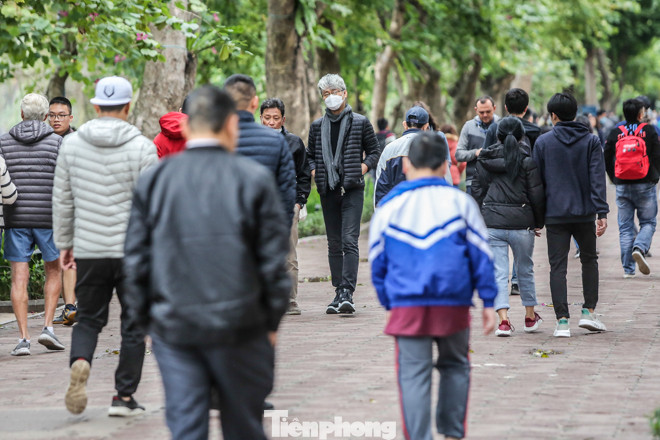 Phố đi bộ tạm dừng do virus corona, Hồ Gươm vẫn đông đúc du khách ảnh 2