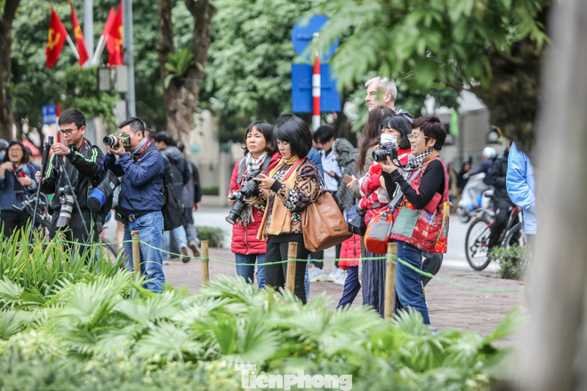 Phố đi bộ tạm dừng do virus corona, Hồ Gươm vẫn đông đúc du khách ảnh 11