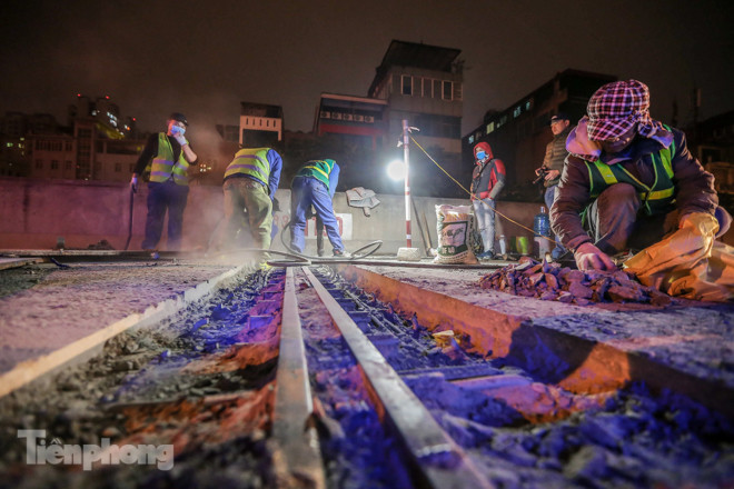 Xuyên đêm sửa khe co giãn đường vành đai 3 trên cao ở Hà Nội ảnh 7