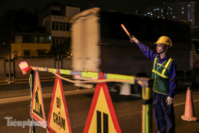 Xuyên đêm sửa khe co giãn đường vành đai 3 trên cao ở Hà Nội ảnh 3