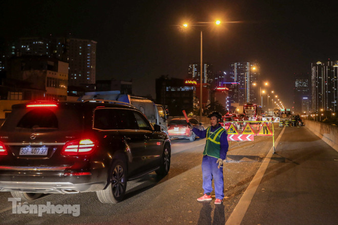 Xuyên đêm sửa khe co giãn đường vành đai 3 trên cao ở Hà Nội ảnh 1